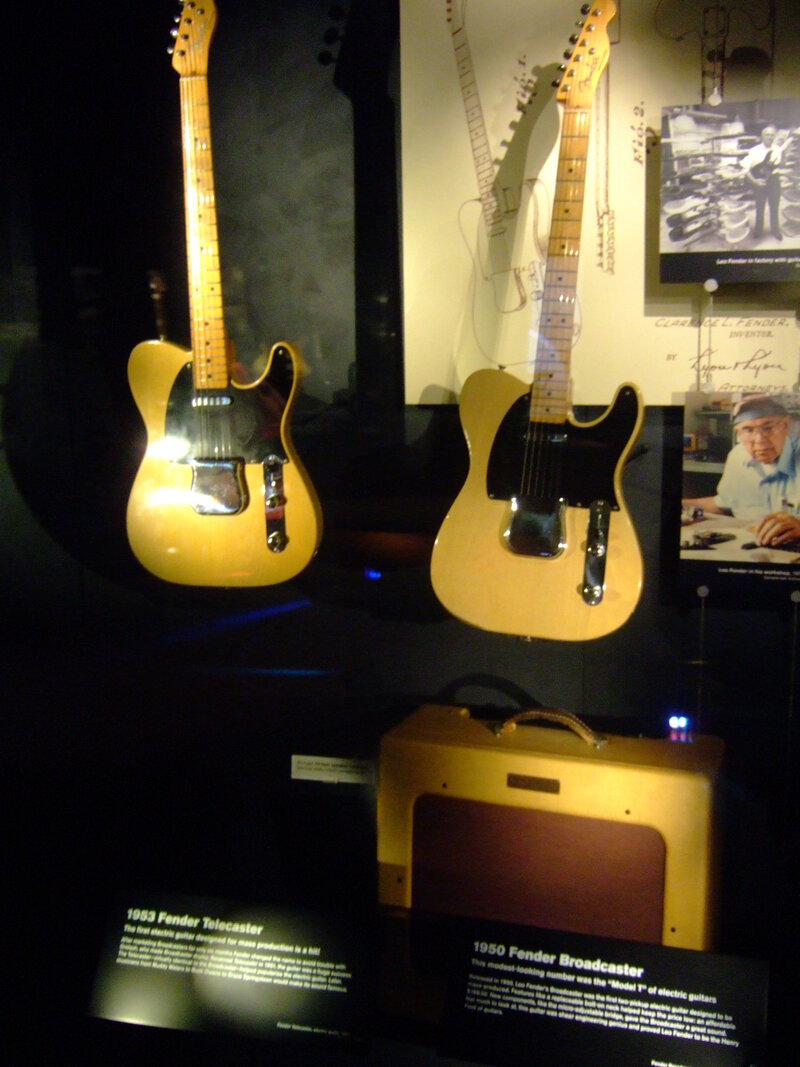 1950年製Fender Broadcasterと1953年製Fender Telecaster（EMP Museum展示）