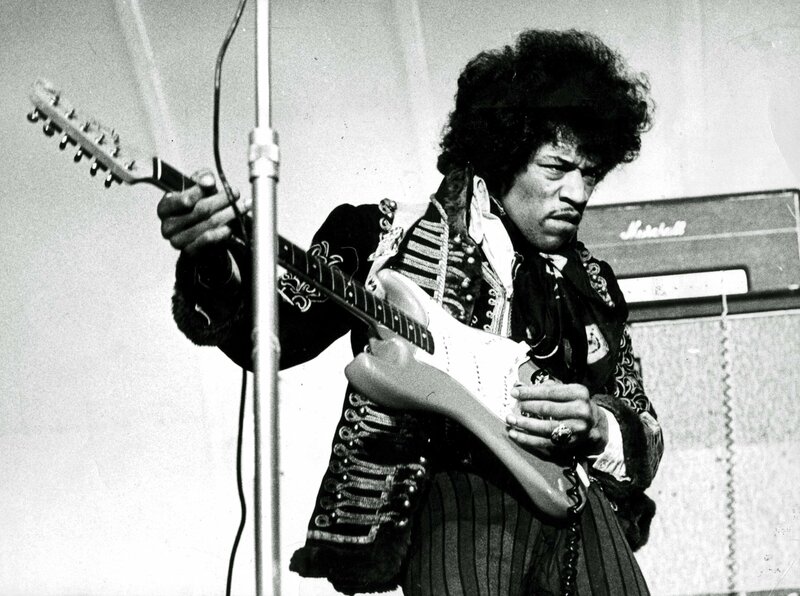 1967年、ステージでギターを演奏するジミ・ヘンドリックス