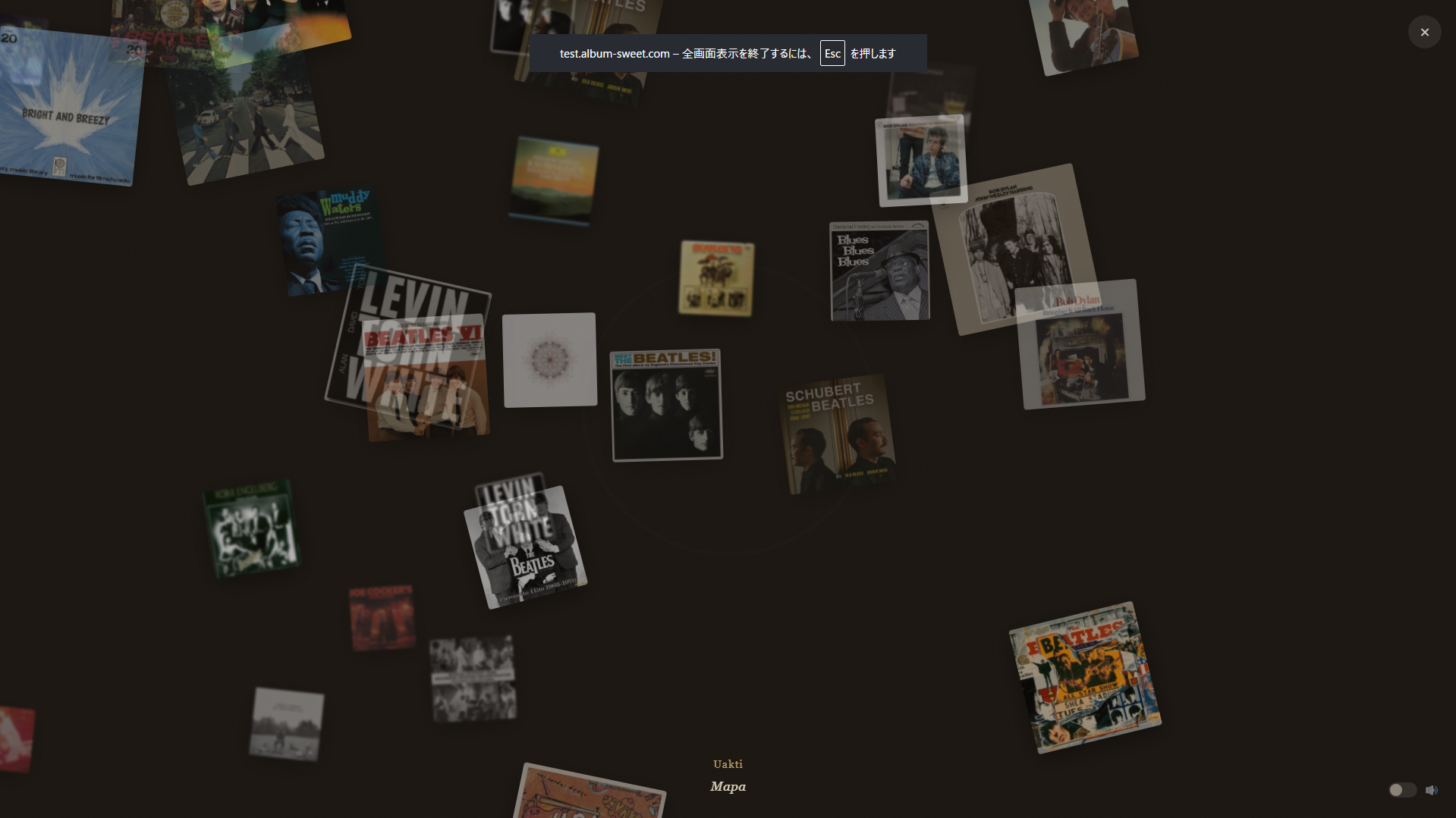 Drift スクリーンセイバーの全体画面。暗い背景にアルバムジャケットが浮かんでいる